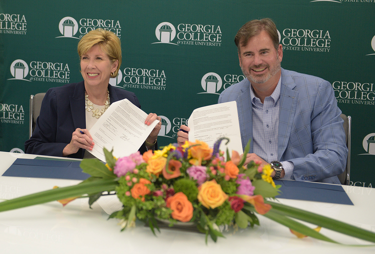 President Cathy Cox and Fouts Bros President and CEO Scott Edens sign the MOU.