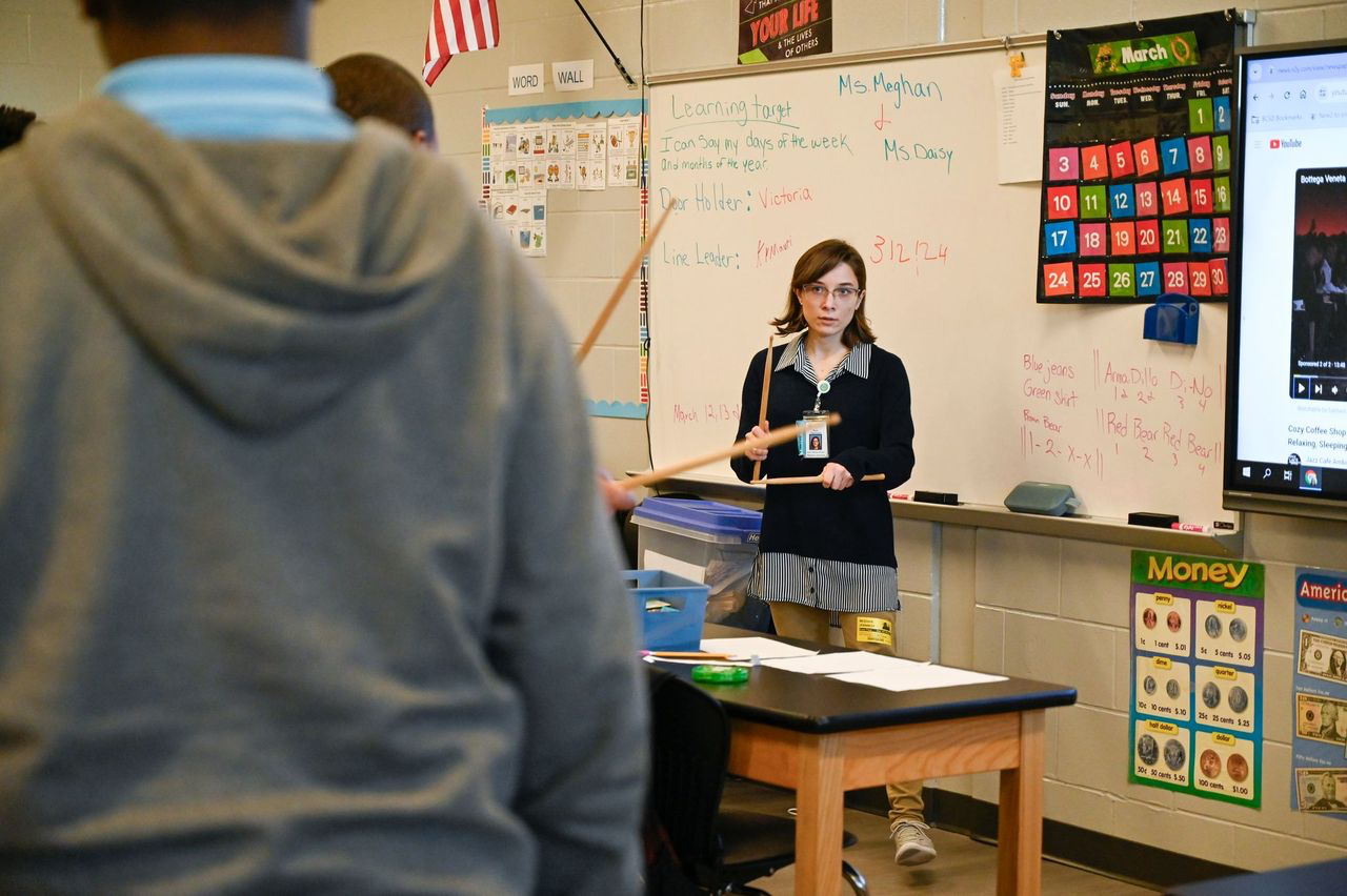 Graduate student Meghan Jennings leads a therapy session at Oak Hill Middle School.