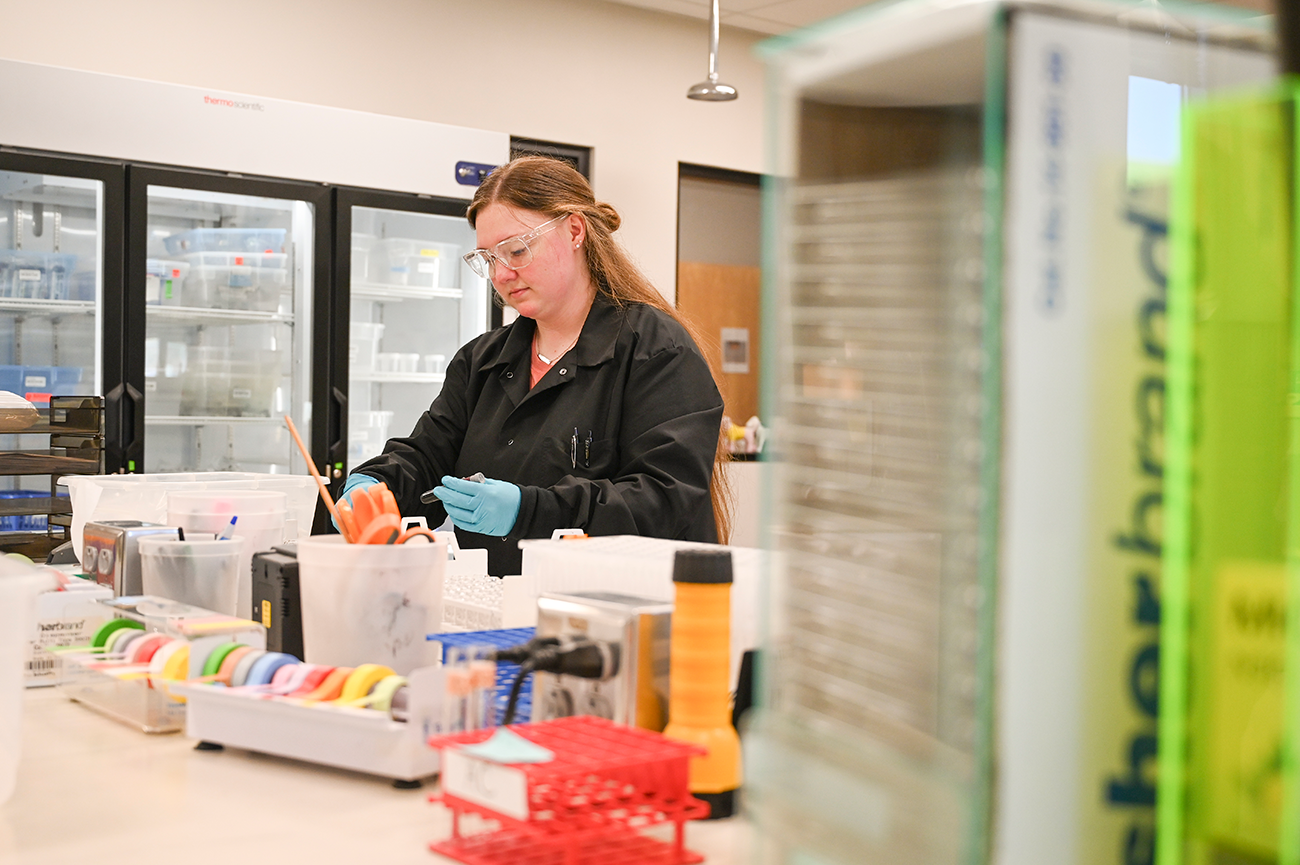 Nicole Hooks works on forensic analysis in the lab. (Photo by Anna Leavitt)