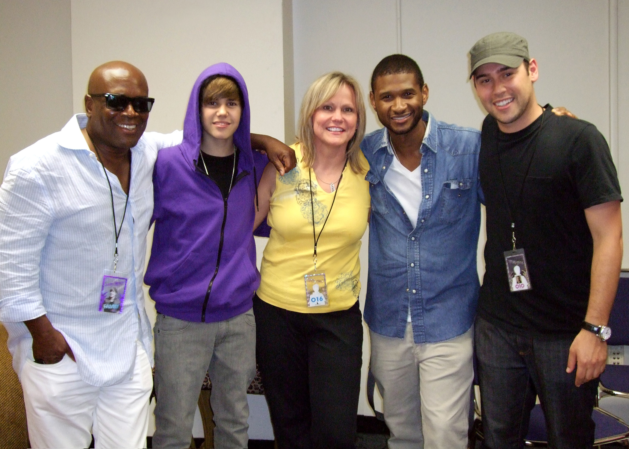 Alumna "Mama Jan" Smith ('78), at center, with artists Justin Bieber (left) and Usher (right). Photo: Jan Smith