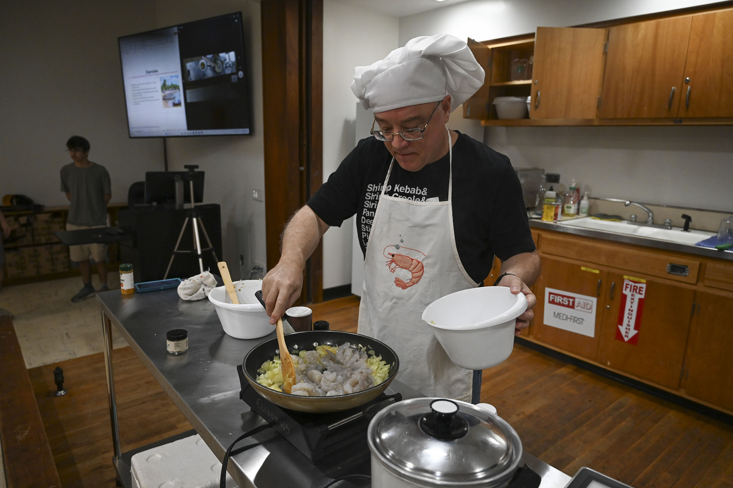 Economics professor gives students a taste of the shrimp industry