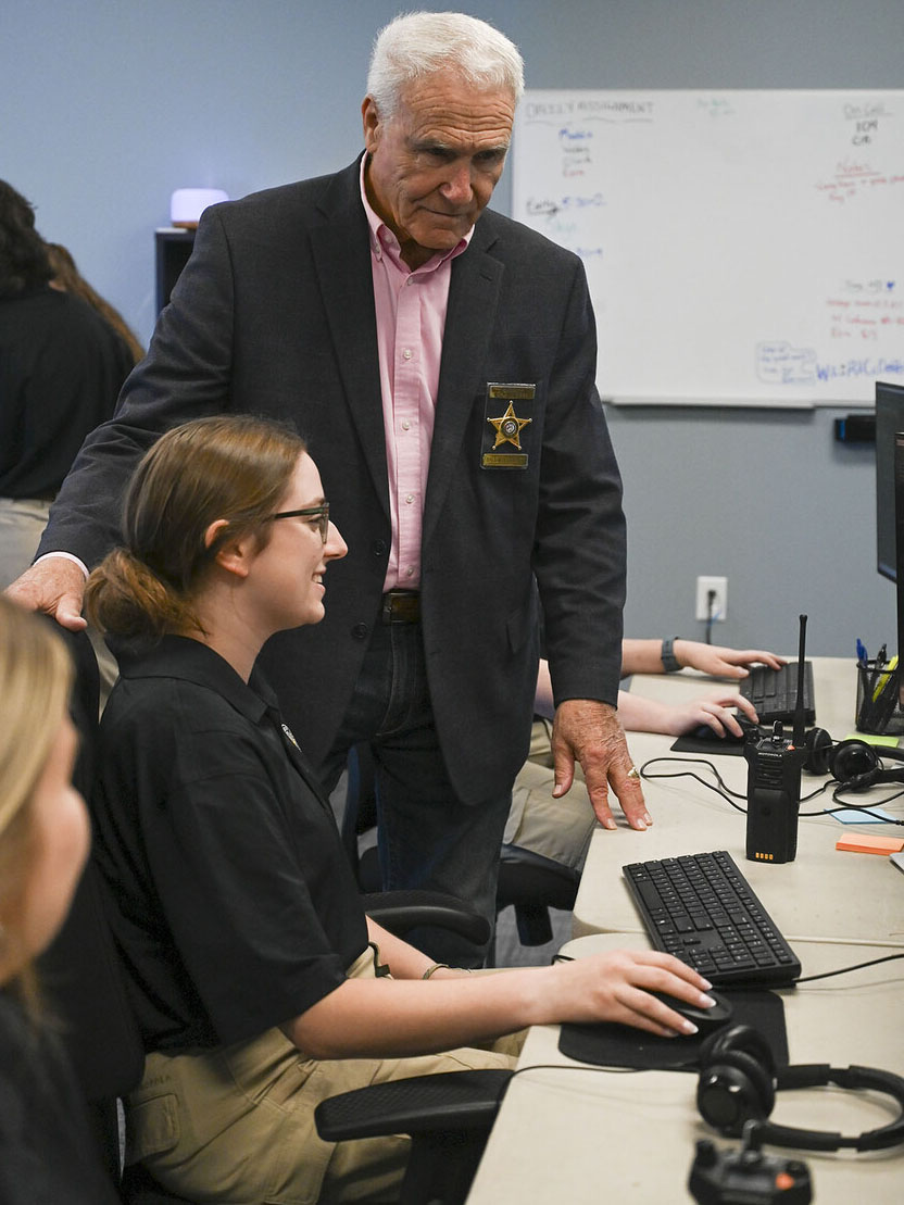 Sheriff Massee advises GCSU senior Olivia Crawford at Baldwin County’s Real Time Crime Center. (Photo: Anna Gay Leavitt)
