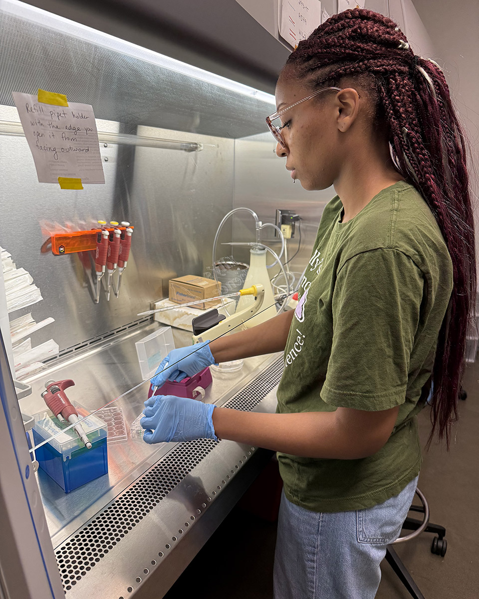 Senior Kindle Reeves conducts research in a GCSU lab. (Photo: Kindle Reeves)