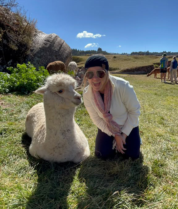 Senior Macey McElwaney with a llama in Peru. (Photo: Macey McElwaney)