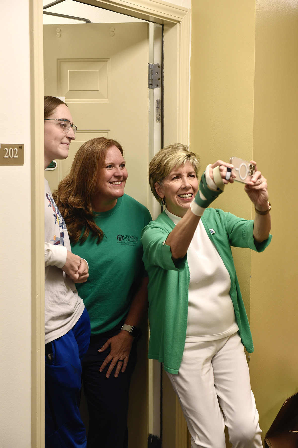 President Cox welcomed students to their residence halls during move-in on Wednesday. (Photo: Janelle Tyler)