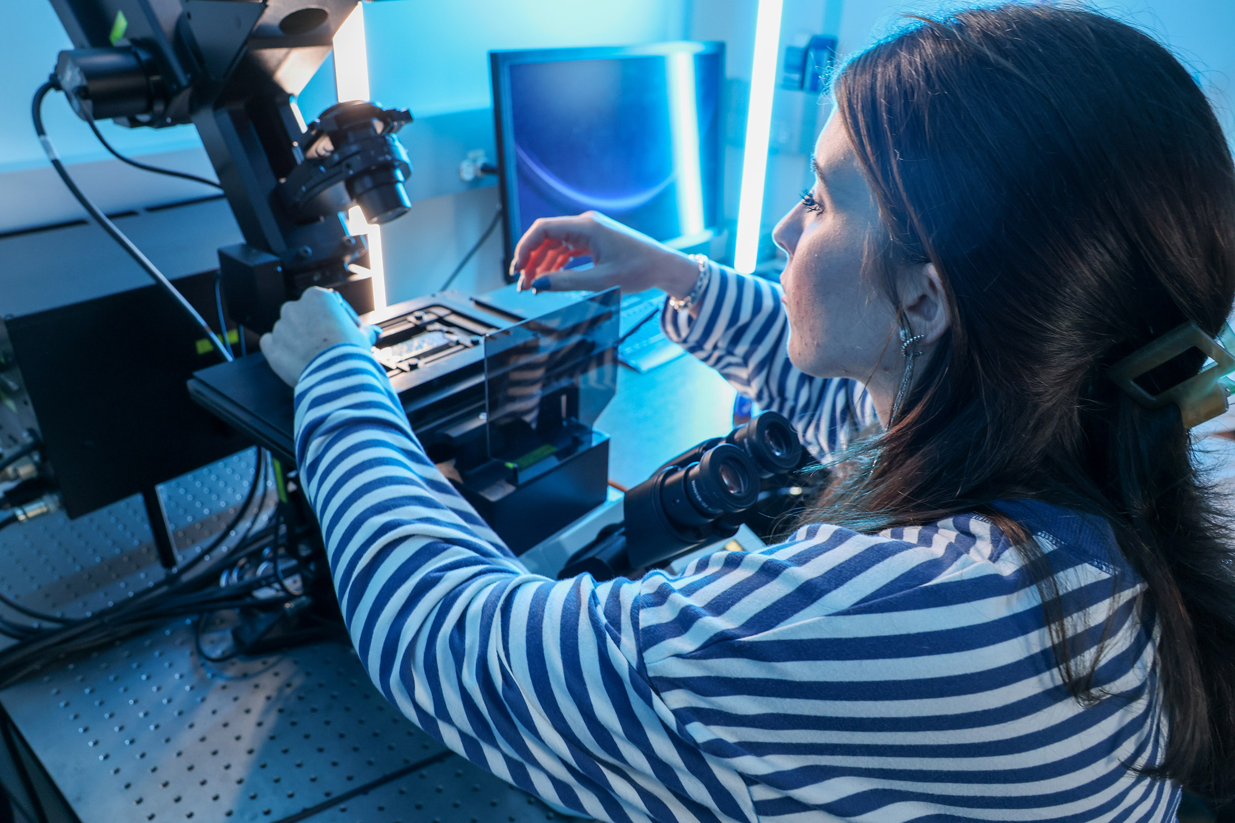 Amelia Rose Thomas uses a confocal microscope to image molecules. (Photo: Stacey Lumley)