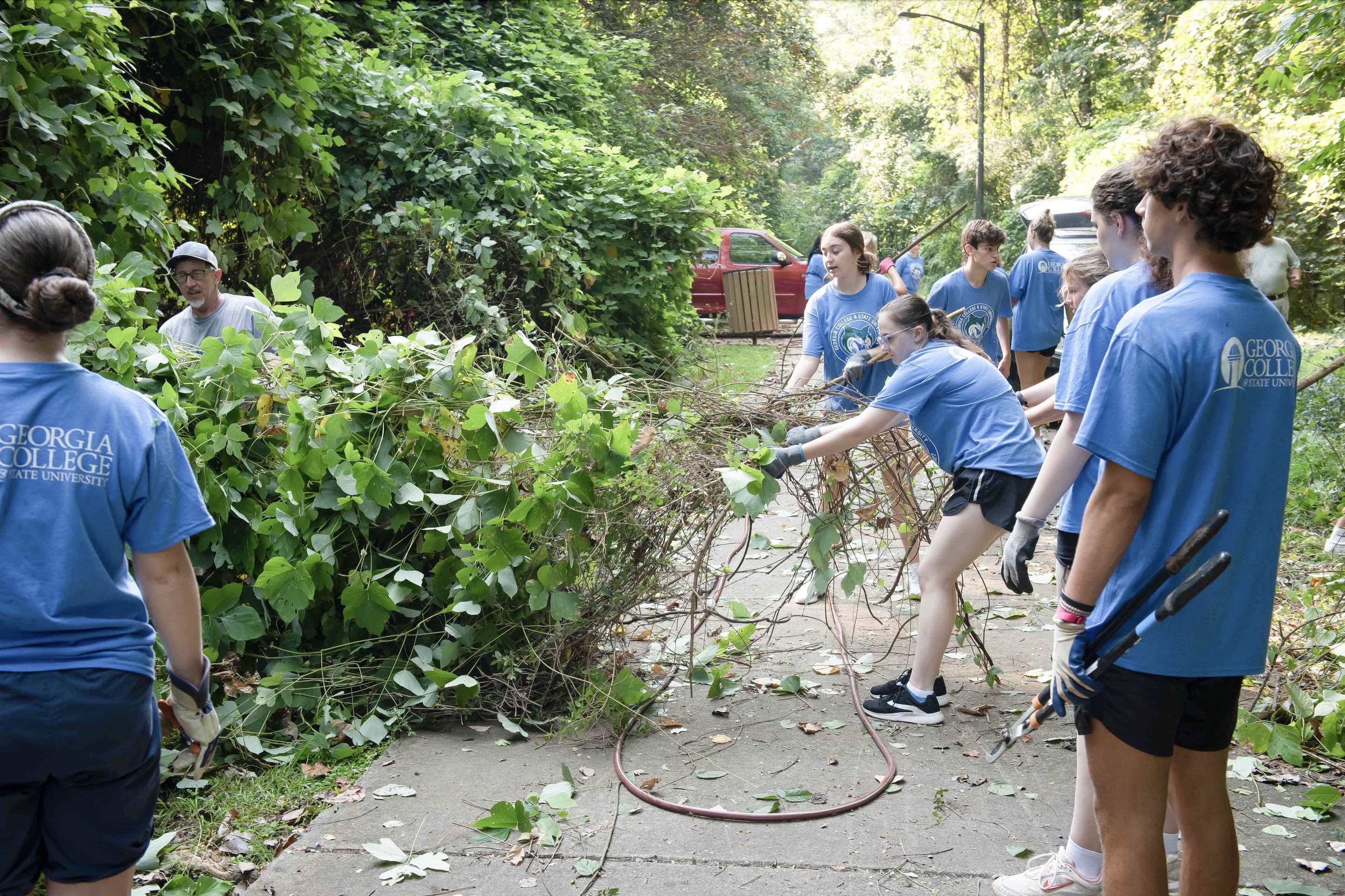 GCSU first-year students clean debris during the 2023 GCSU Gives Day.